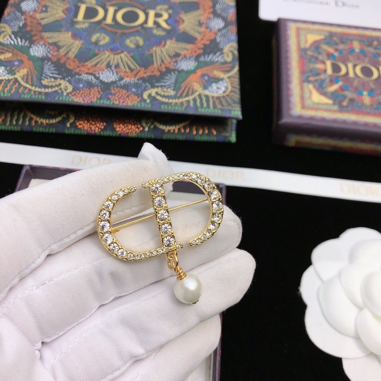 chr1st1an D10r brooches